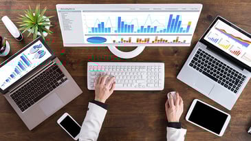 Bilde av tre skjermer med grafer Tips for å optimalisere nettstedet ditt for 2020